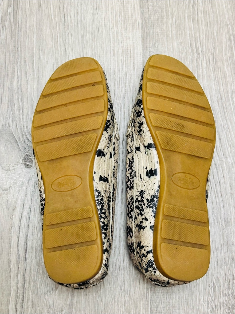 Coach Women's Beige Patterned Leather Loafers with Gold Hardware size 5.5 - Picture 9 of 9